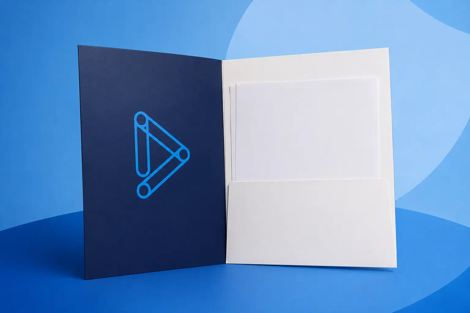 Mockup fotográfico de una carpeta corporativa Play Express abierta